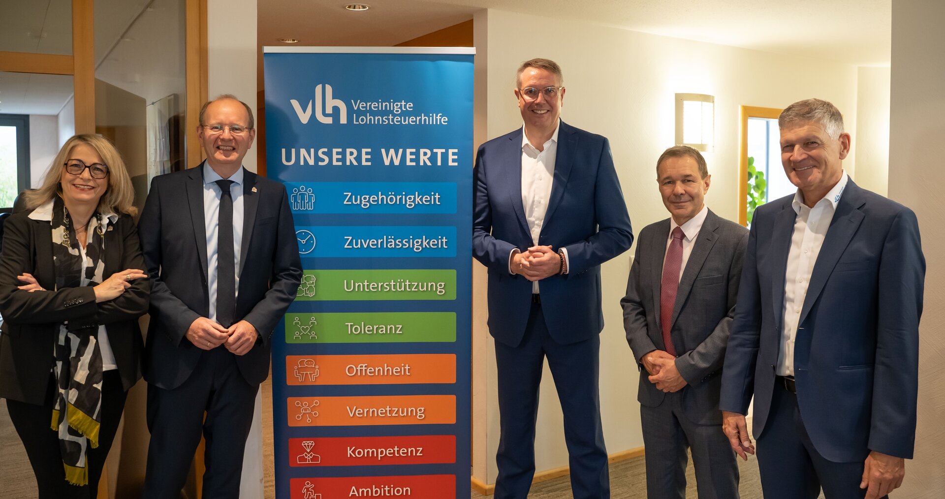 Ministerpräsident Schweitzer besucht und lobt Vereinigte Lohnsteuerhilfe Ministerpräsident Schweitzer besucht und lobt Vereinigte Lohnsteuerhilfe
