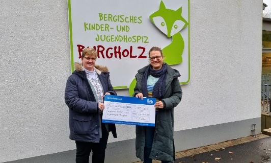 VLH-Beratungsstellenleiterin Melanie Zander mit Hospizleiterin Kerstin Wülfing